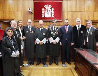 El presidente del TSJA, Jesús María Chamorro, el presidente del TS y del CGPJ, Carlos Lesmes, y la Sala de Gobierno de alto tribunal del Principado